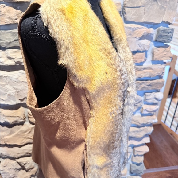 Pamela McCoy Faux Fur Vest - Golden Brown - Picture 2 of 7